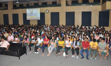 एमिटी विश्वविद्यालय के हजारों छात्रों ने सुनी प्रधानमंत्री मोदी के ‘मन की बात’