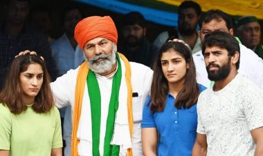 जंतर मंतर पर चल रहे पहलवानों के धरने में पहुंचे राकेश टिकैत