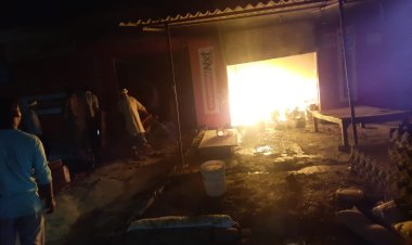 बिल्डिंग मैटेरियल और हार्डवेयर की दुकान में लगी आग लाखों का हुआ नुकसान