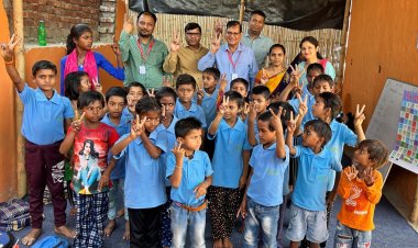 सकड़ों ग़रीब छात्र-छात्राओं को पाठ्य सामग्री का वितरण