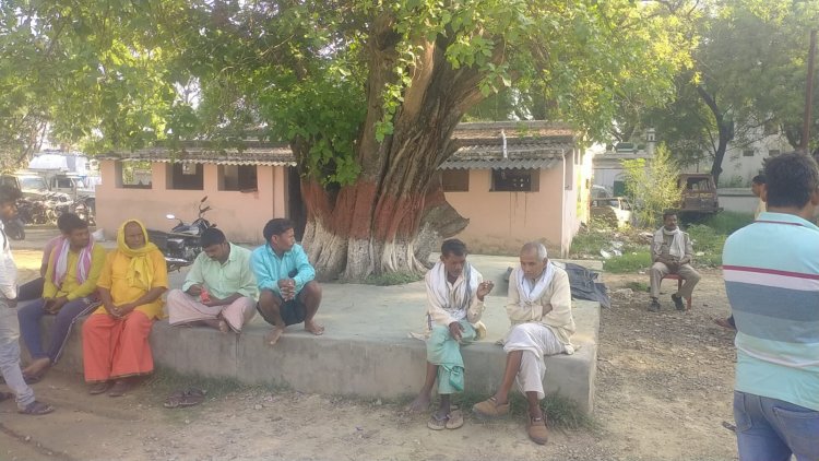 तेज रफ्तार ट्रैक्टर ट्रॉली के चपेट में आने से बाइक सवार की दर्दनाक मौत एक घायल 