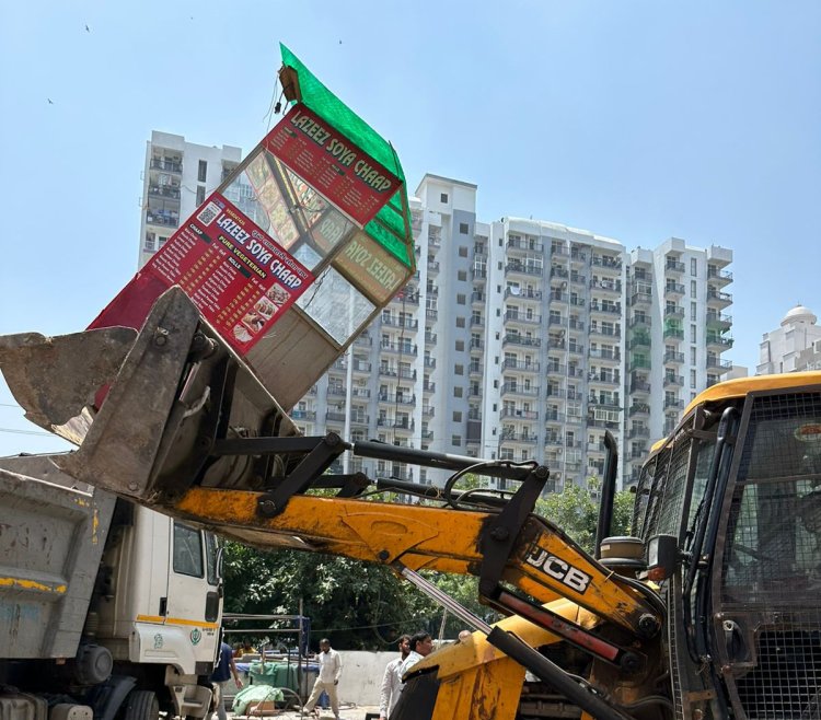 गोल्फ सिटी के अवैध मार्केट को बुलडोजर से  किया ध्वस्त