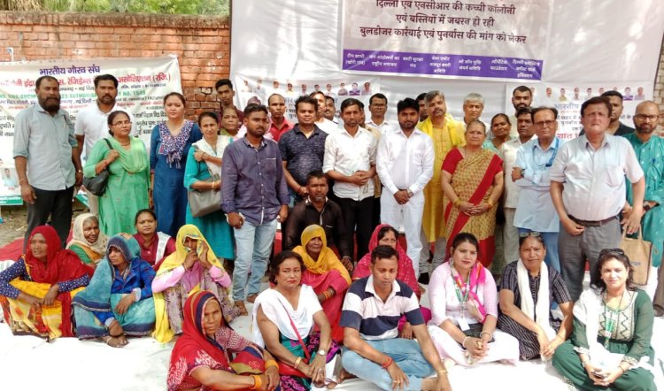 दिल्ली के जंतर मंतर से उठी पुनर्वास की मांग