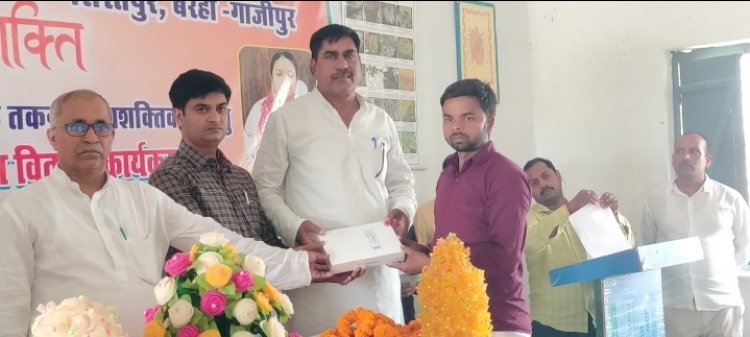 श्री महंत मणिराज दास बलिराज पीजी कॉलेज में हुआ टैबलेट वितरण