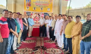 निर्जला एकादशी पर्व पर अग्रवाल मित्र मंडल ने बांटा शरबत