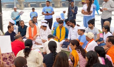 माँ यमुना के संरक्षण और संवर्धन की अलख जगाने के लिए यमुना तट पर बनाई मानव श्रृंखला