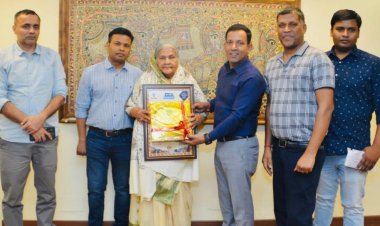 मुख्यमंत्री नीतीश कुमार की ओर से रेजिडेंट कमिश्नर ने पद्मश्री सुभद्रा देवी को चांदी का स्मृति चिन्ह देकर किया सम्मानित