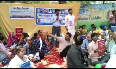 पुनर्वास की मांग को लेकर फरीदाबाद नगर निगम के कार्यालय के बाहर विशाल धरना