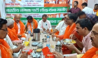 जनप्रतिनिधियों और कार्यकर्ताओं संग एम एल सी ने टिफिन बैठक कर  लोक सभा पर की चर्चा