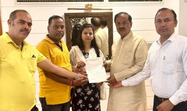 सांसद महेश शर्मा से मिलकर उत्तर प्रदेश में लिफ्ट एक्ट को लागू कराने के लिए दिया ज्ञापन