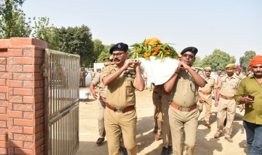 हेड कांस्टेबल के निधन पर एस पी ने दिया कंधा