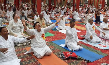 9वें अन्तर्राष्ट्रीय योग दिवस पर बच्चों, बड़ों ने किया योगाभ्यास