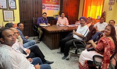 बिजली कटौती से परेशान उद्यमी एसडीओ से मिले