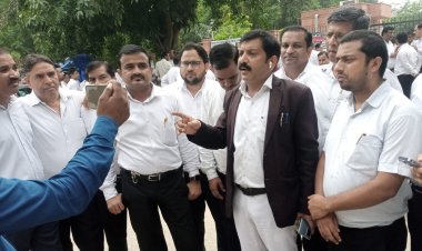 जीएसटी के सुपरिंटेंडेंट व इंस्पेक्टर द्वारा एक अधिवक्ता से अभद्र भाषा के प्रयोग करने पर हुआ धरना प्रदर्शन