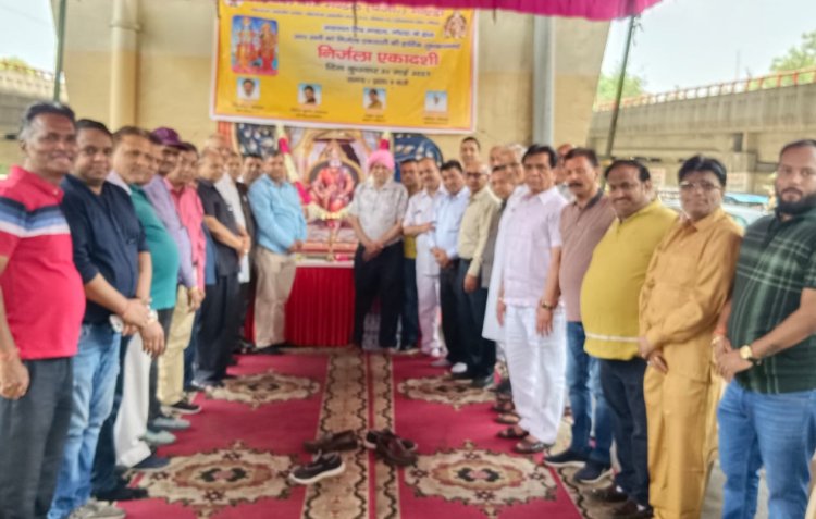निर्जला एकादशी पर्व पर अग्रवाल मित्र मंडल ने बांटा शरबत