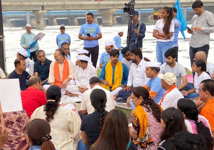 माँ यमुना के संरक्षण और संवर्धन की अलख जगाने के लिए यमुना तट पर बनाई मानव श्रृंखला