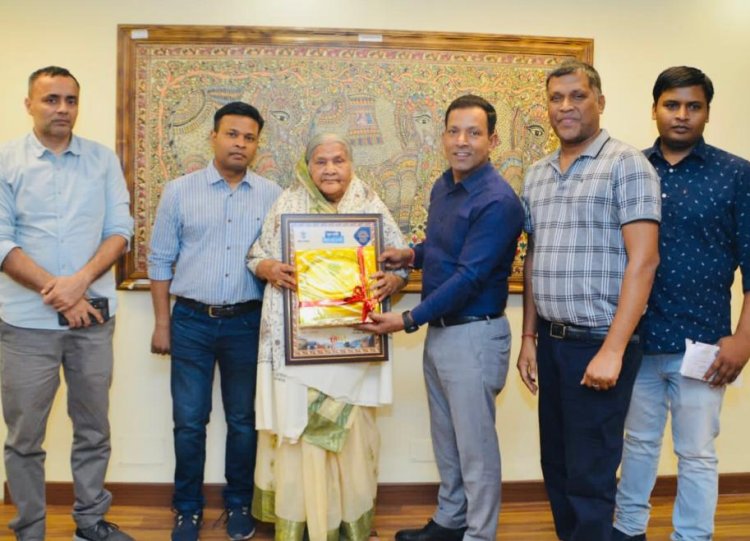 मुख्यमंत्री नीतीश कुमार की ओर से रेजिडेंट कमिश्नर ने पद्मश्री सुभद्रा देवी को चांदी का स्मृति चिन्ह देकर किया सम्मानित