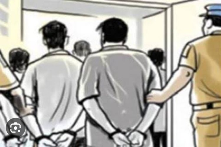 आठ वारंटी हुए गिरफ्तार