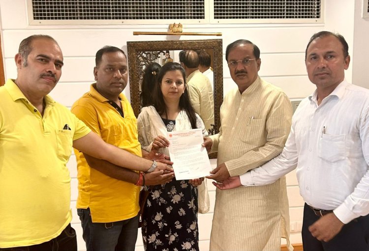 सांसद महेश शर्मा से मिलकर उत्तर प्रदेश में लिफ्ट एक्ट को लागू कराने के लिए दिया ज्ञापन