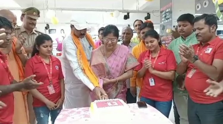 वन इंडिया फैमली मार्ट का जनपद में हुए एक साल पूरे