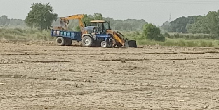 बिरनो क्षेत्र में नहीं थम रहा अवैध रूप से मिट्टी खनन का कार्य 