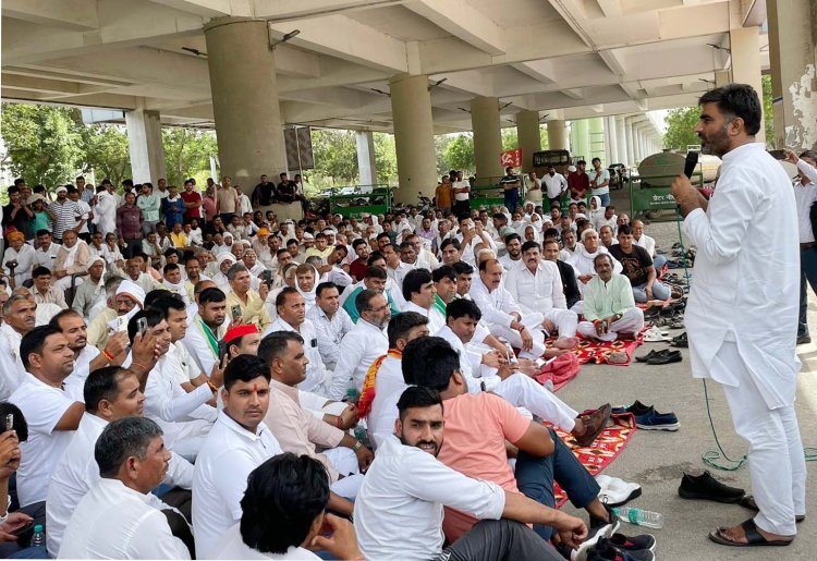 सरकार किसानों और मजदूरों का शोषण कर रही है- अतुल प्रधान