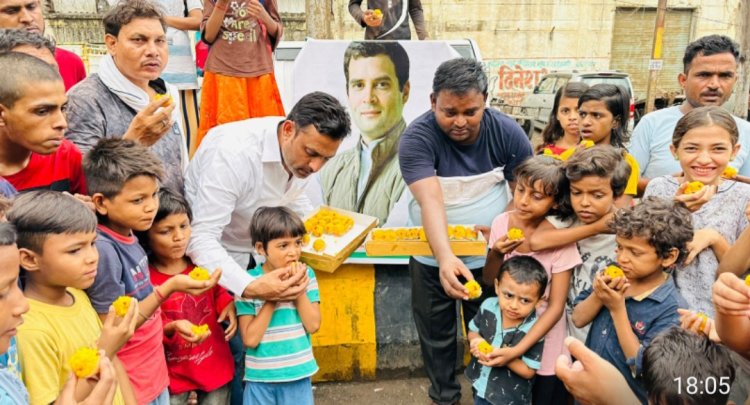 राहुल गांधी के जन्मदिवस पर बच्चो को बांटी मिठाई