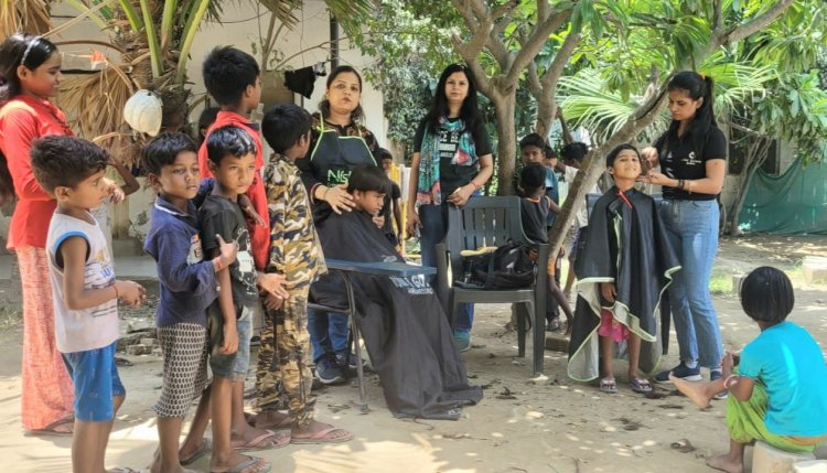 ईएमसीटी ने कराया ज्ञानशाला के बच्चों का निशुल्क सलून स्टाइल हेयर कट
