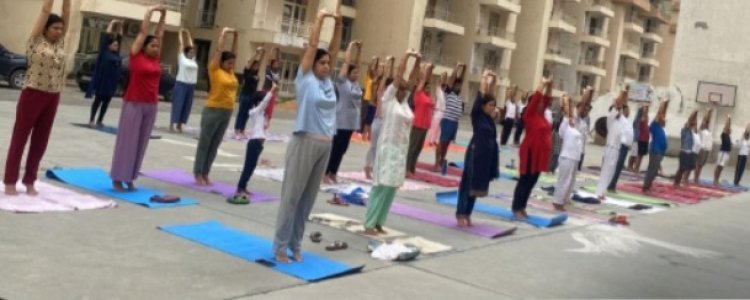 सुपरटेक इको विलेज 2 सोसाइटी में योग से निरोग कार्यक्रम का हुआ आयोजन