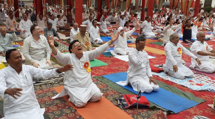 9वें अन्तर्राष्ट्रीय योग दिवस पर बच्चों, बड़ों ने किया योगाभ्यास