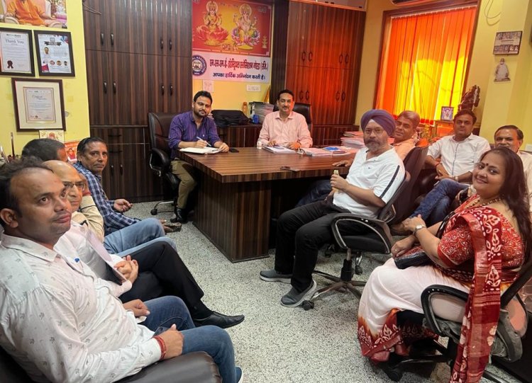 बिजली कटौती से परेशान उद्यमी एसडीओ से मिले