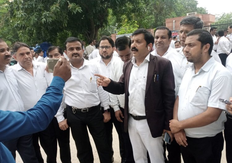जीएसटी के सुपरिंटेंडेंट व इंस्पेक्टर द्वारा एक अधिवक्ता से अभद्र भाषा के प्रयोग करने पर हुआ धरना प्रदर्शन
