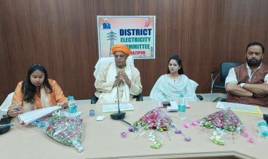 समीक्षा बैठक में जनप्रतिनिधियों ने बिजली की समस्या को एक स्वर में उठाया 