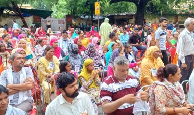 एक वोट एक रोज़गार पर आयोजित जन संसद मे एकत्र हुए लोग