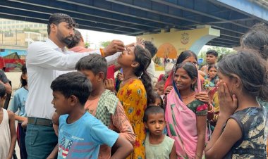 वाईएसएस फाउंडेशन ने यमुना खादर में बाढ़ पीड़ितों को कपड़ा वितरण एवं आंखों के रोग से बचने के लिए दवा का वितरण किया 