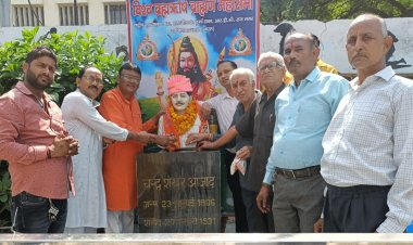 पंचामृत से स्नान कराकर चंद्रशेखर आजाद का मनाया जन्मदिन