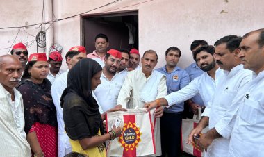 बाढ़ पीड़ितों से मिलकर सुनी उनकी समस्याएं व जरूरतमंद को बांटी खाद्य सामग्री