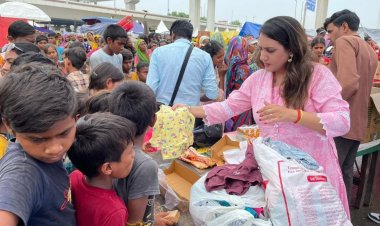 एक अधिकारी ऐसी भी- बाढ़ पीड़ितों की मदद को पहुंची सोनल गोयल, बांटे कपड़े, खाद्य सामग्री और सैनिट्री पैड