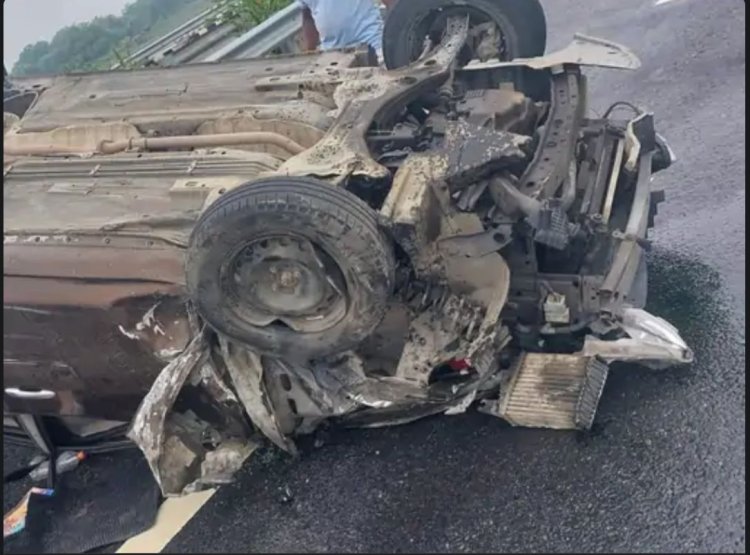 तेज रफ्तार कार डिवाइडर से टकराई, दो घायल