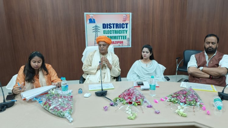 समीक्षा बैठक में जनप्रतिनिधियों ने बिजली की समस्या को एक स्वर में उठाया 