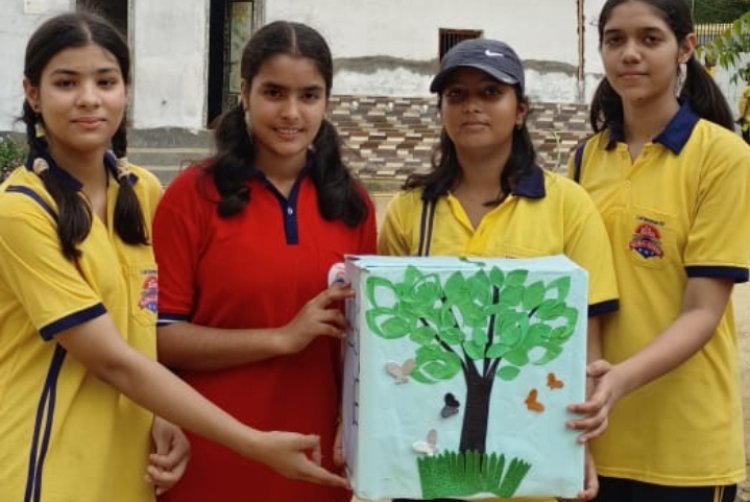 कोटा ग्लोबल स्कूल के बच्चों ने डस्टबीन बनाकर वितरण किया 