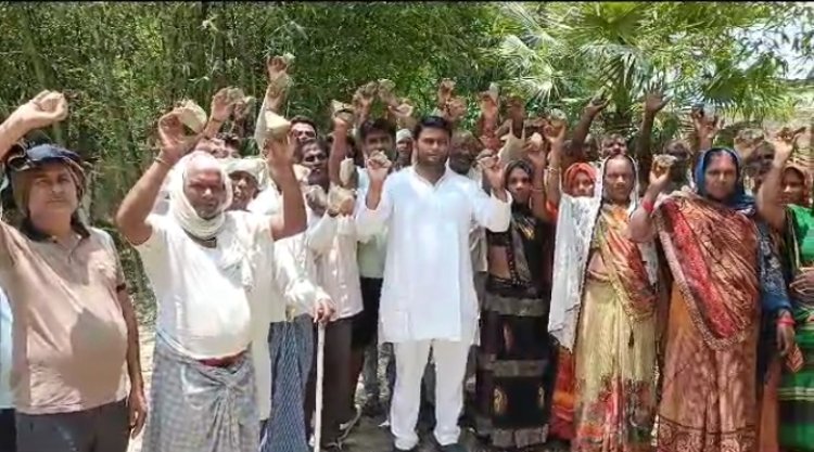 सात साल पूर्व सड़क पर गिट्टी डालकर ठेकेदार हुआ फरार, ग्रामीणों ने किया प्रदर्शन 