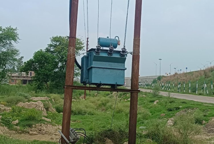 दो दिन से अंधेरे में डूबा है पूरा गांव, ग्रामीण आक्रोशित