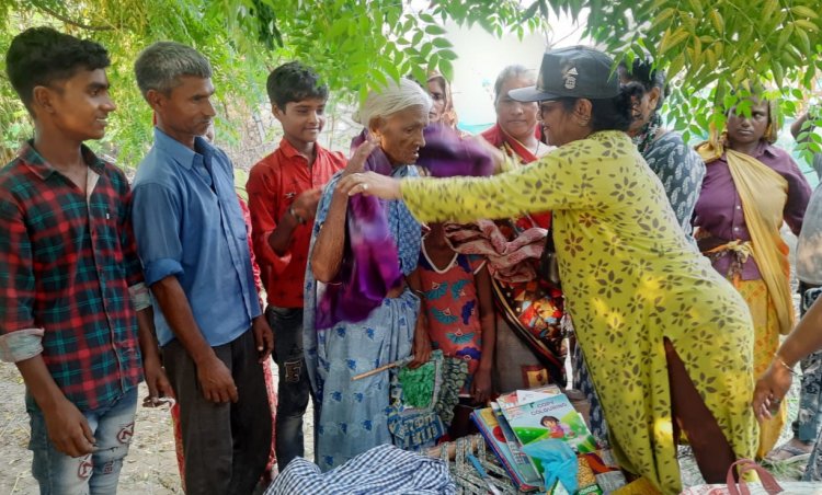 बाढ़ पीड़ित परिवार जनों को जरूरत मंद सामग्री का सहयोग के लिए उठे हाथ