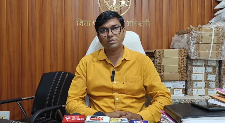 सफाई कर्मचारी बने नेता जी, मजदूर लगाकर करा रहे सफाई