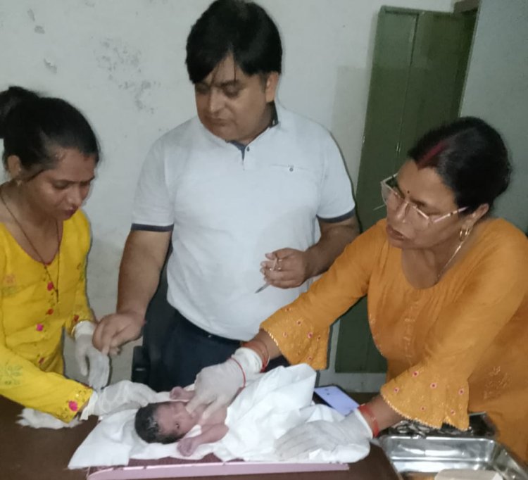 यूपीएचसी दादरी पर क्रिटिकल कंडीशन में पहुंची गर्भवती का सुरक्षित प्रसव कराया