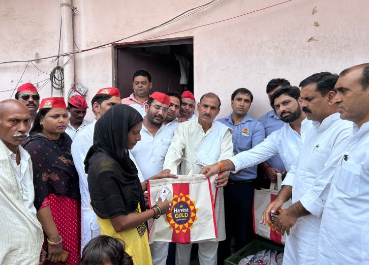 बाढ़ पीड़ितों से मिलकर सुनी उनकी समस्याएं व जरूरतमंद को बांटी खाद्य सामग्री