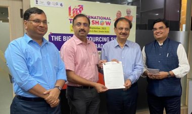 ग्रेटर नॉएडा प्राधिकरण के सीईओ को अंतरिम लाभांश के रूप में ₹ 20,01,302/- चेक सौंपा