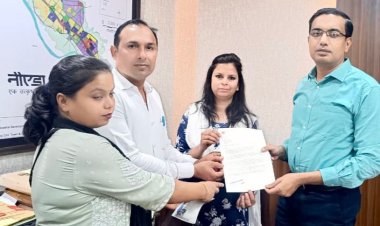 उत्तर प्रदेश में लिफ्ट एक्ट को लागू कराने के लिए दिया ज्ञापन।