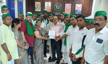 चिकित्सा अधिकारी के चिकित्सा केन्द्रों से नदारद रहने व चिकित्सा केन्द्रों पर हो रही अनियमितताओ को लेकर सीएमओ को सौंपा ज्ञापन 